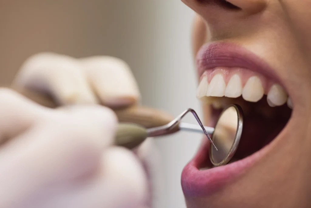 Budzisz się z bólem głowy? 4 ukryte objawy bruksizmu